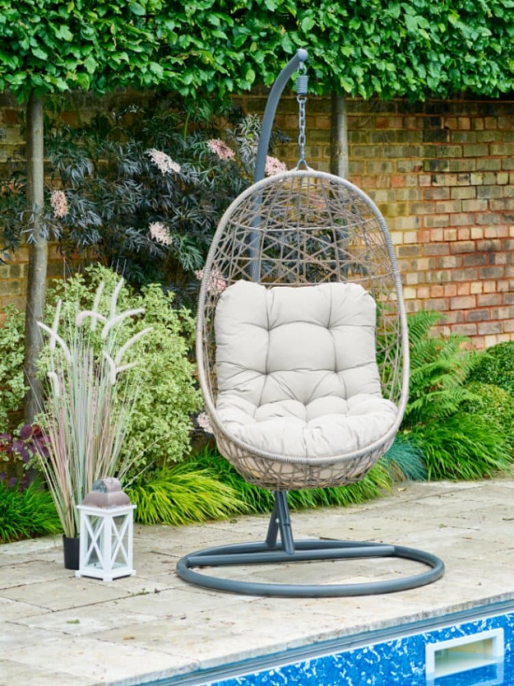 Stylish garden swinging egg chair
